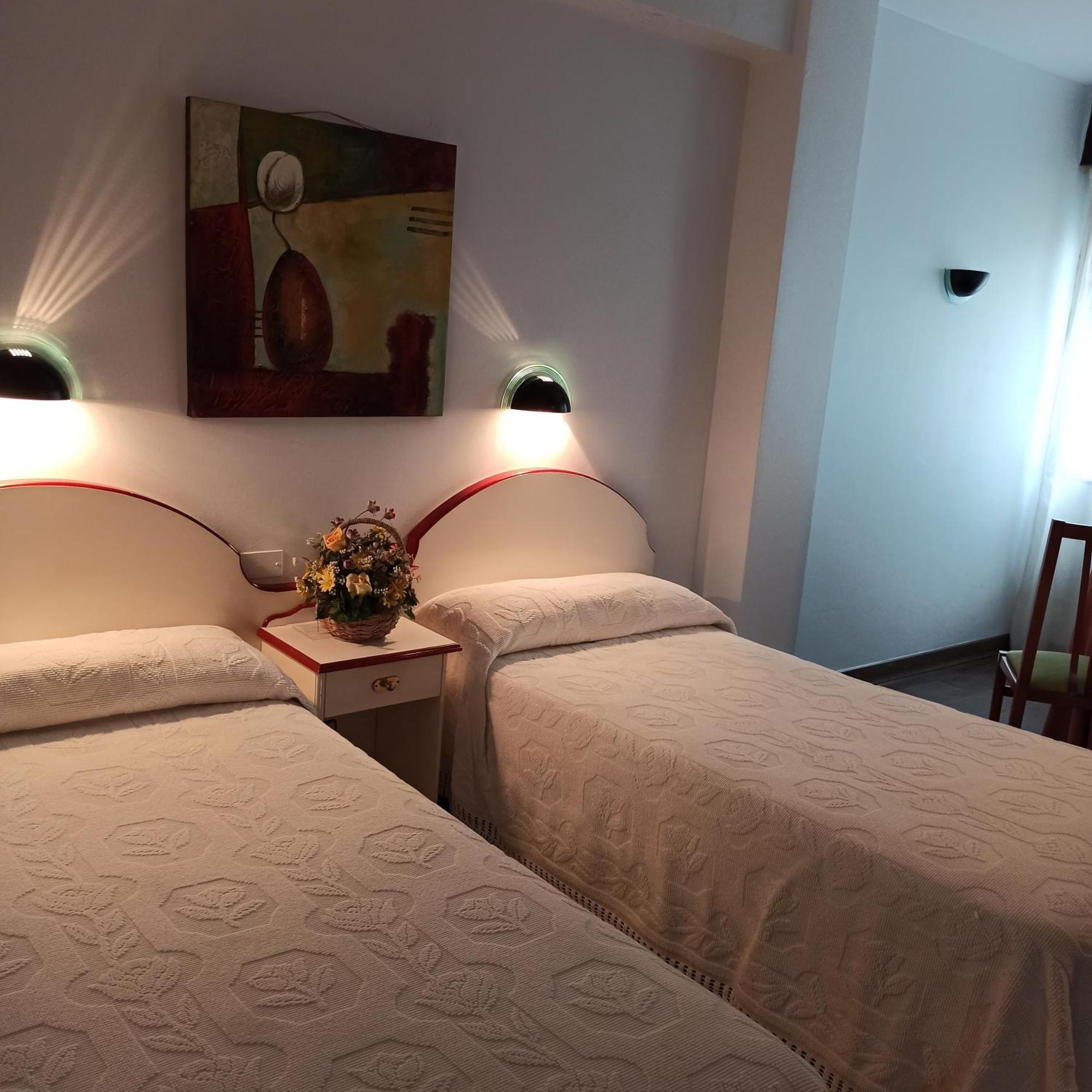 Hostal J.B Malpica Bagian luar foto